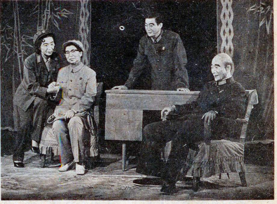 图为叶群(韩秀黎饰)、江青(宫景华饰)、林立果(梁震亚饰)与林彪(李雪健饰)在一起
